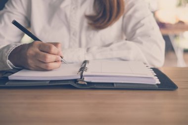 Cafe iş kadın başlatmak. kız öğrenci yazmak Not noteb içinde