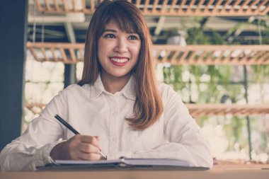 Cafe iş kadın başlatmak. kız öğrenci yazmak Not noteb içinde