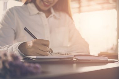 Cafe iş kadın başlatmak. kız öğrenci yazmak Not noteb içinde