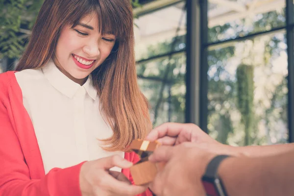 Homme donnant boîte cadeau avec bague de fiançailles à la femme. copain mak — Photo