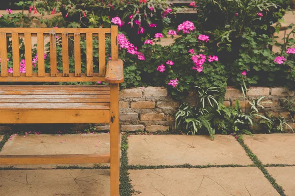 Wood bench in park — Stock Photo, Image