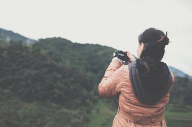 turist mountain View resim çekmek için kamera kullanın. insanlar, tra