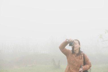 kadını sis ve sis içinde fotoğraf al. turist almak fotoğraf ormanda.