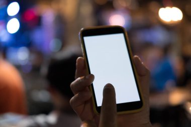 Smartphone barda tutan el. hareket eden telefon ile boş ekran i