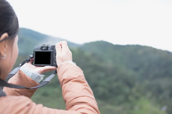 Câmera de uso turístico para tirar fotos de vista montanha. pessoas, tra — Fotografia de Stock