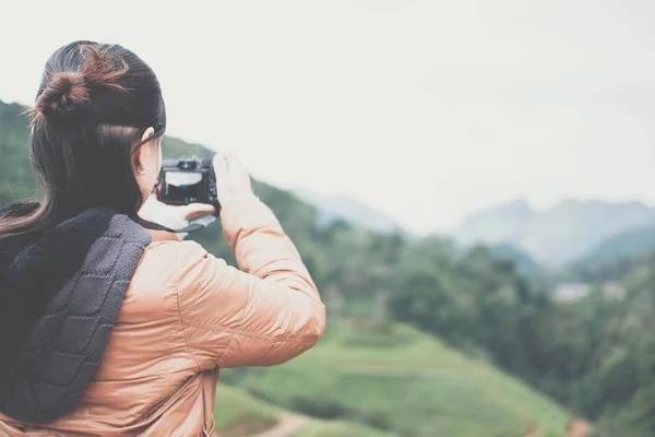Câmera de uso turístico para tirar fotos de vista montanha. pessoas, tra — Fotografia de Stock