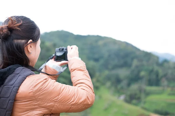 Câmera de uso turístico para tirar fotos de vista montanha. pessoas, tra — Fotografia de Stock