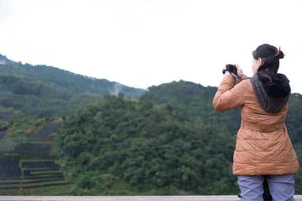 Toeristische camera gebruiken om foto van uitzicht op de bergen. mensen, tra — Stockfoto