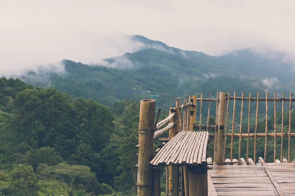 早晨, 在山上看到雾和云的竹制露台. — 图库照片