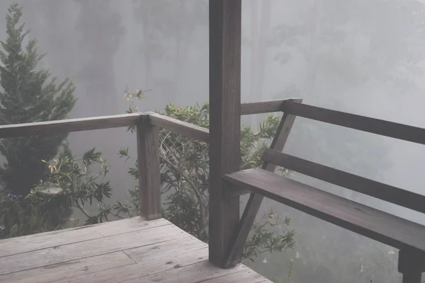 Holzbalkon im Nebel. Terrasse im kalten Herbstabend. chai — Stockfoto