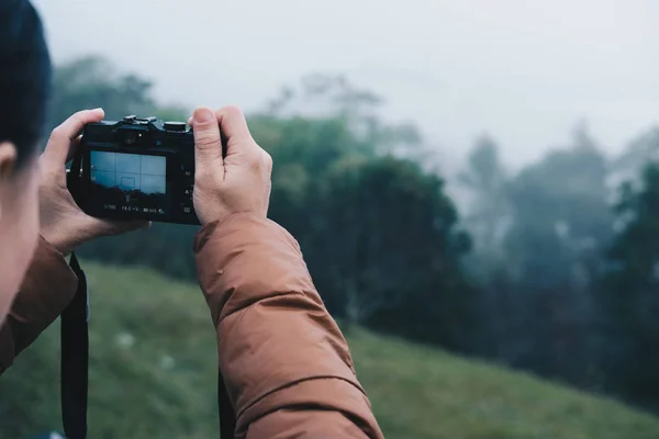 Câmera de uso turístico para tirar fotos de vista montanha. pessoas, tra — Fotografia de Stock