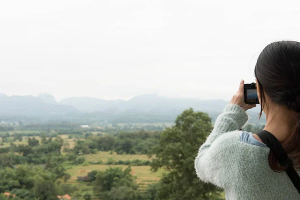 Vrouw neem foto van rurale landschap in Thailand. bos & mounta — Stockfoto