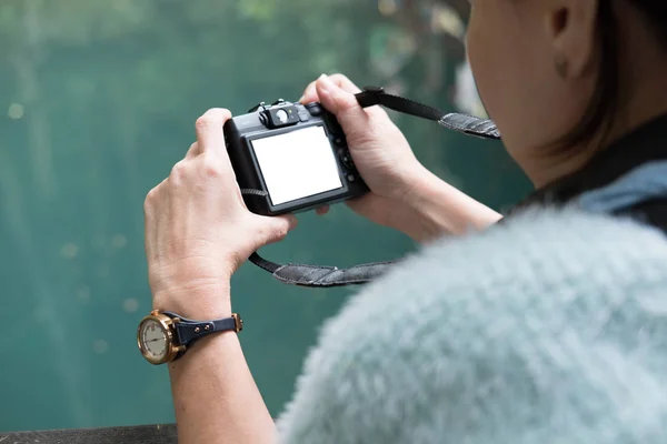 Kadın parkta yeşil sakin gölet fotoğrafı al. insanlar, seyahat — Stok fotoğraf