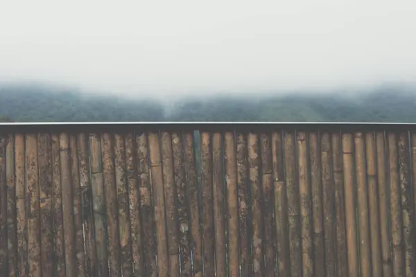 Бамбуковые перила с видом тумана и облака на горе утром . — стоковое фото