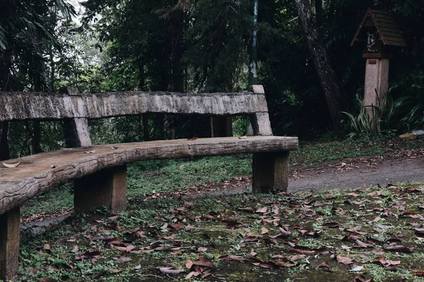 Mobili da giardino in tronco di legno. sedia in legno nel parco. corteggiamento — Foto Stock