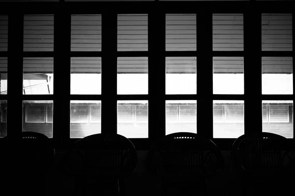 Chaise en rotin d'osier dans le salon, noir et blanc — Photo