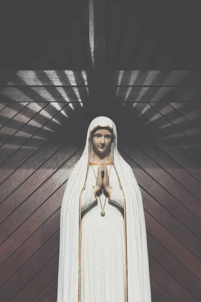 聖母マリア像。ローマ カトリックのご聖なる女性彫刻 — ストック写真