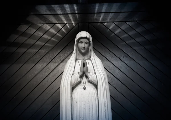 Jungfrau Maria Statue. Skulptur der Heiligen Frau in römisch-katholischer Kirche — Stockfoto