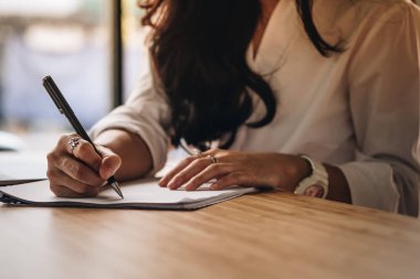 iş kadını işyerinde kağıt üzerinde yazılı. genç kadın Girişimcilik
