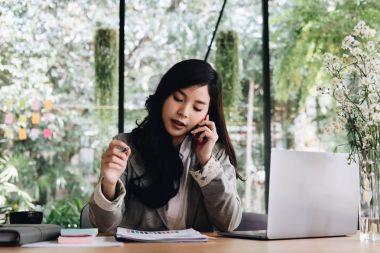 iş kadını işyerinde bilgisayar kullanarak. çalışan başlangıç kadın