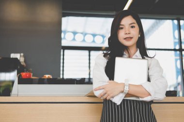 kahve dükkanında kasaya tablet tutan küçük işletme sahibi. f