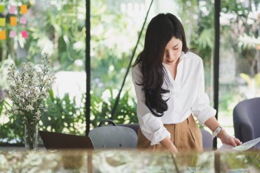 iş kadını işyerinde bilgisayar kullanarak. çalışan başlangıç kadın