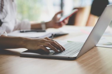 iş kadını işyerinde bilgisayar kullanarak. çalışan başlangıç kadın