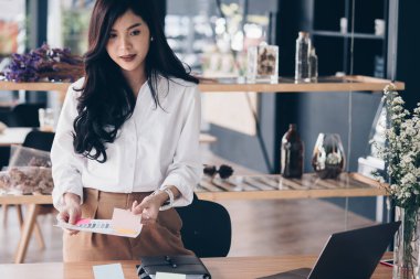 işyerinde iş kadını holding belge. başlangıç kadın çalışırdı