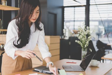 iş kadını işyerinde belge ile. çalışan başlangıç kadın 