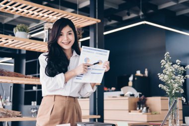 Kendine güvenen işkadını gösterir analitik muhasebe Pazar grafik bir