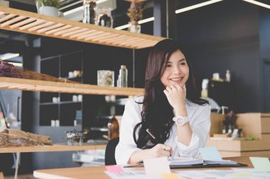 işkadını üstünde defter işyerinde not yazmak. başlangıç kadın