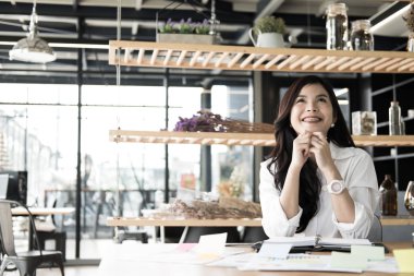 ofiste mutlu hissediyor kadın başlatmak. serbest kadın entrepr