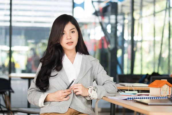 Kendine güvenen işkadını ofisinde oturuyor. genç kadın entrepre — Stok fotoğraf