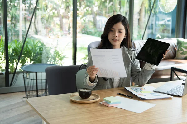 Επιχειρηματίας χρησιμοποιώντας υπολογιστή tablet στο χώρο εργασίας. γυναίκα εκκίνησης — Φωτογραφία Αρχείου