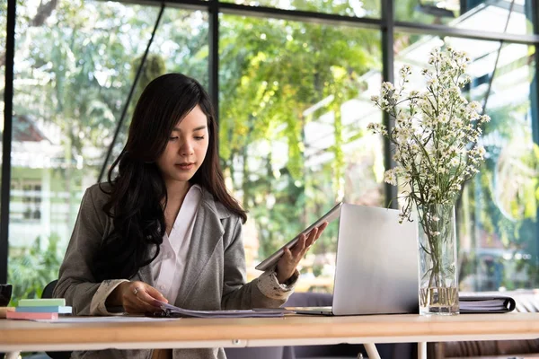 Επιχειρηματίας χρησιμοποιώντας υπολογιστή tablet στο χώρο εργασίας. γυναίκα εκκίνησης — Φωτογραφία Αρχείου