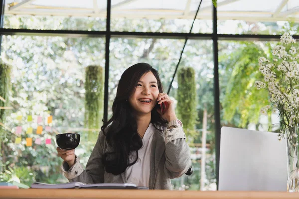 Бізнес-леді розмовляють на смартфоні на робочому місці. стартап жінка р — стокове фото