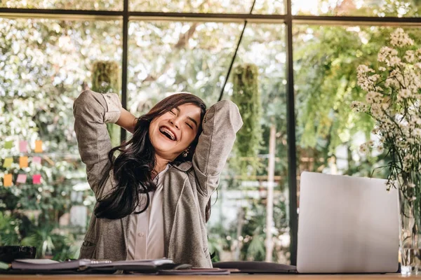 Office başında el koymak kadın başlatmak. kadın entr serbest — Stok fotoğraf