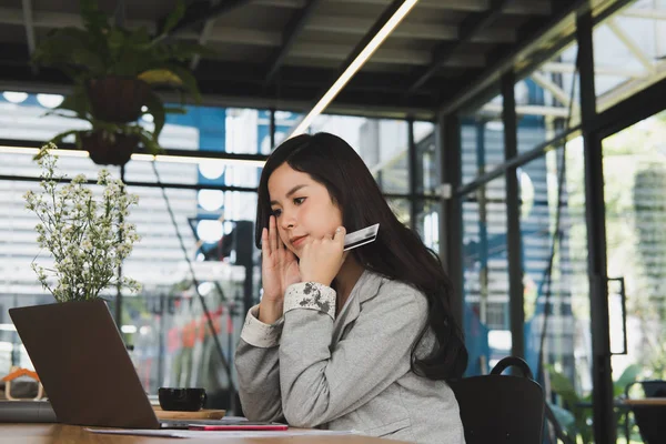 Mujer que tiene una tarjeta de crédito y el uso de ordenador portátil para en línea — Foto de Stock