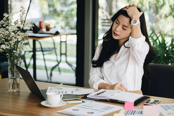 hayal kırıklığına uğramış genç kadın el duygu yorgun, başının üstüne koy ve stresse
