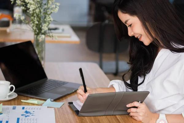 Empresaria escribir nota en el cuaderno en el lugar de trabajo. mujer startup — Foto de Stock