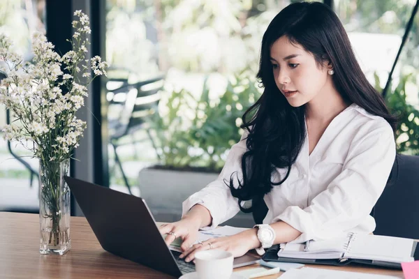 Empresaria que utiliza la computadora en el lugar de trabajo. mujer startup trabajando — Foto de Stock