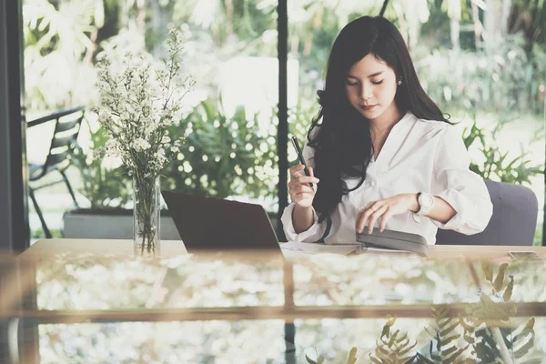 Empresaria sosteniendo pluma con cuaderno en el lugar de trabajo. startup wo — Foto de Stock