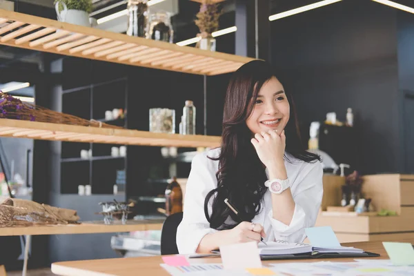 işkadını üstünde defter işyerinde not yazmak. başlangıç kadın