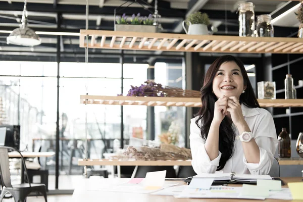 ofiste mutlu hissediyor kadın başlatmak. serbest kadın entrepr