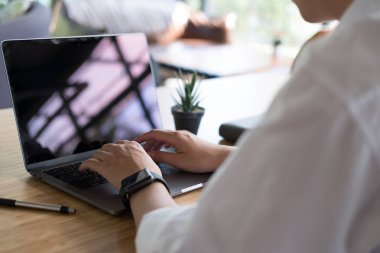 Öğrenci Café leasson online öğrenme için bilgisayar kullanarak. yıldız