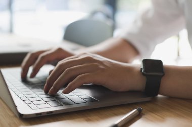 Öğrenci Café leasson online öğrenme için bilgisayar kullanarak. yıldız
