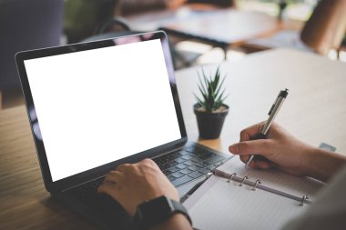 Öğrenci Café leasson online öğrenme için bilgisayar kullanarak. yıldız