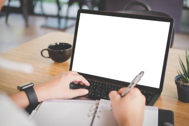 Öğrenci Café leasson online öğrenme için bilgisayar kullanarak. yıldız