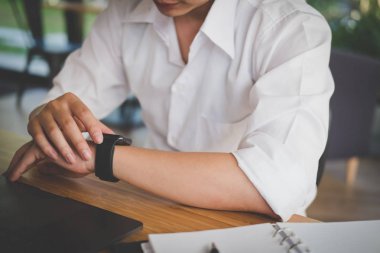 işadamı smartwatch işyerinde bak. başlangıç adam onay t