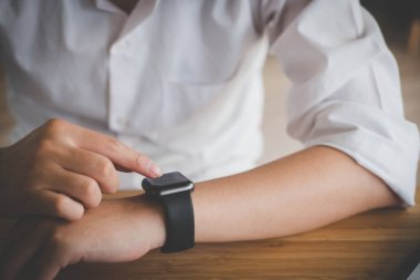 işadamı smartwatch işyerinde bak. başlangıç adam onay t